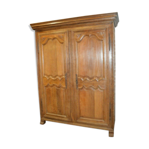 armoire en chêne moulurée