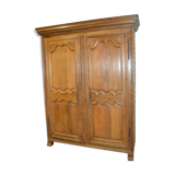 Armoire en chêne moulurée