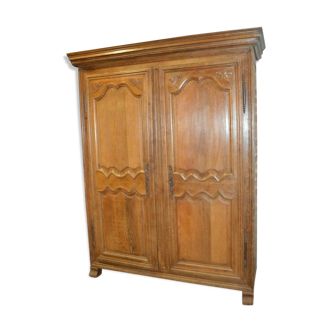 Armoire en chêne moulurée