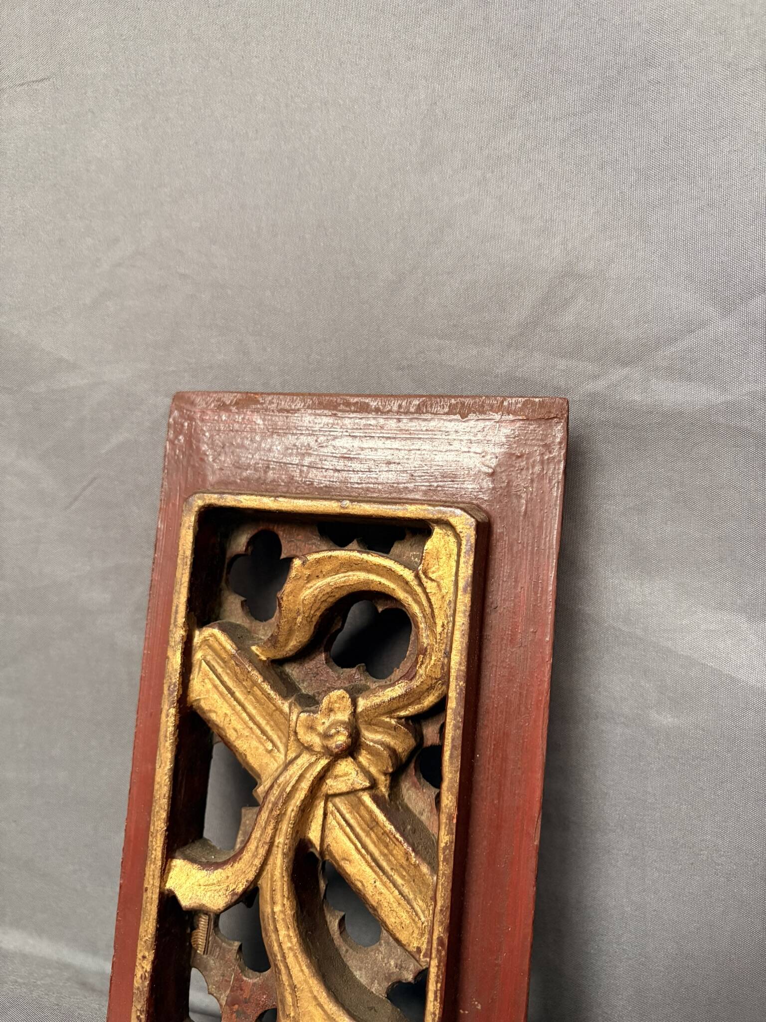 Ancien panneau en bois sculpté décor laqué doré fleurs et feuille de grenade, Chine