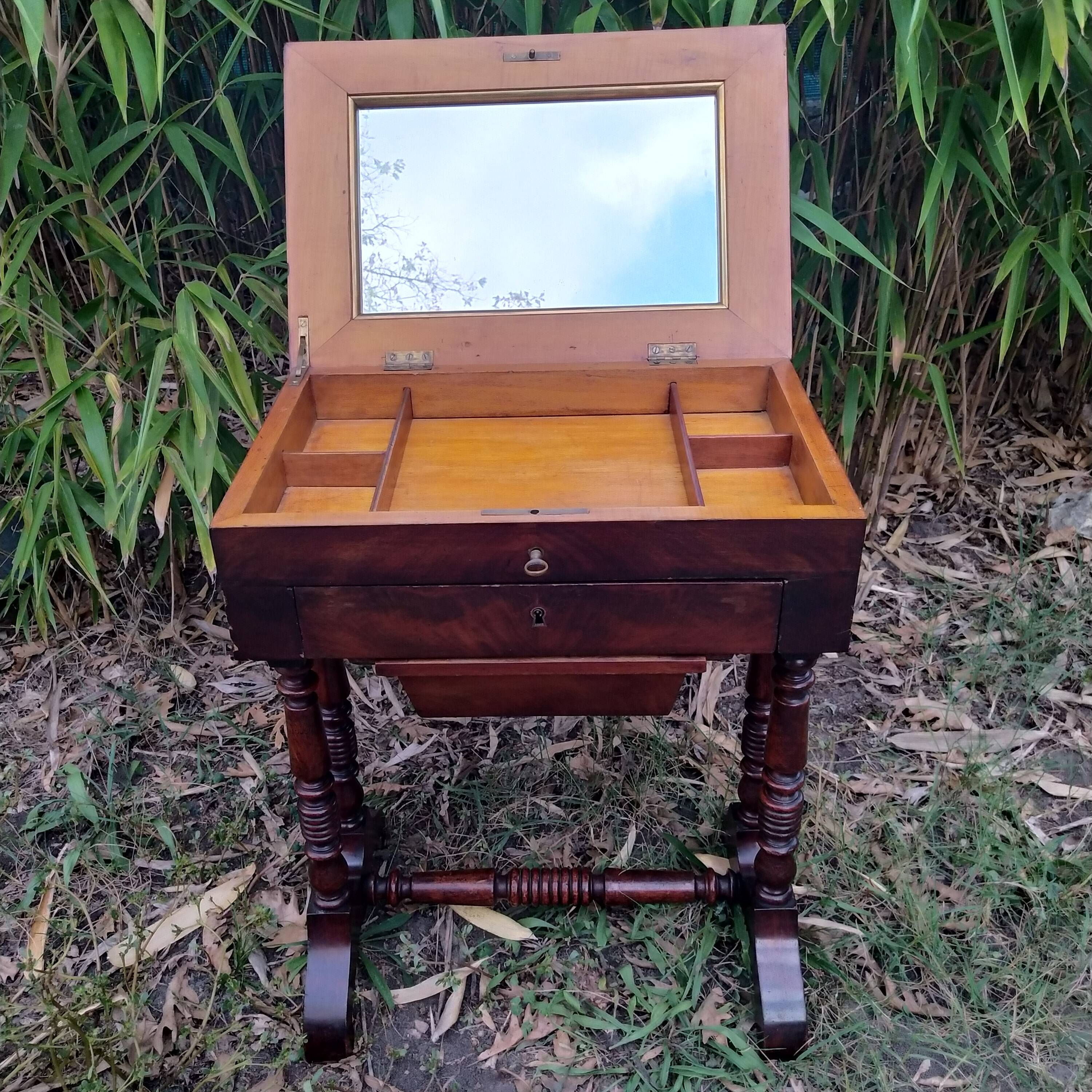 Travailleuse ou coiffeuse époque Louis Philippe