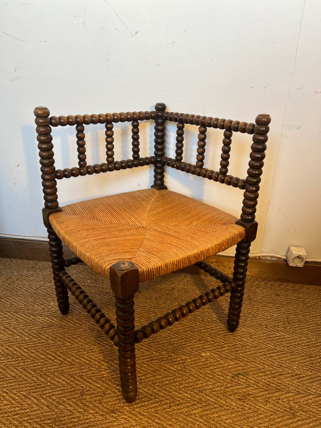 Corner chair in turned wood and straw