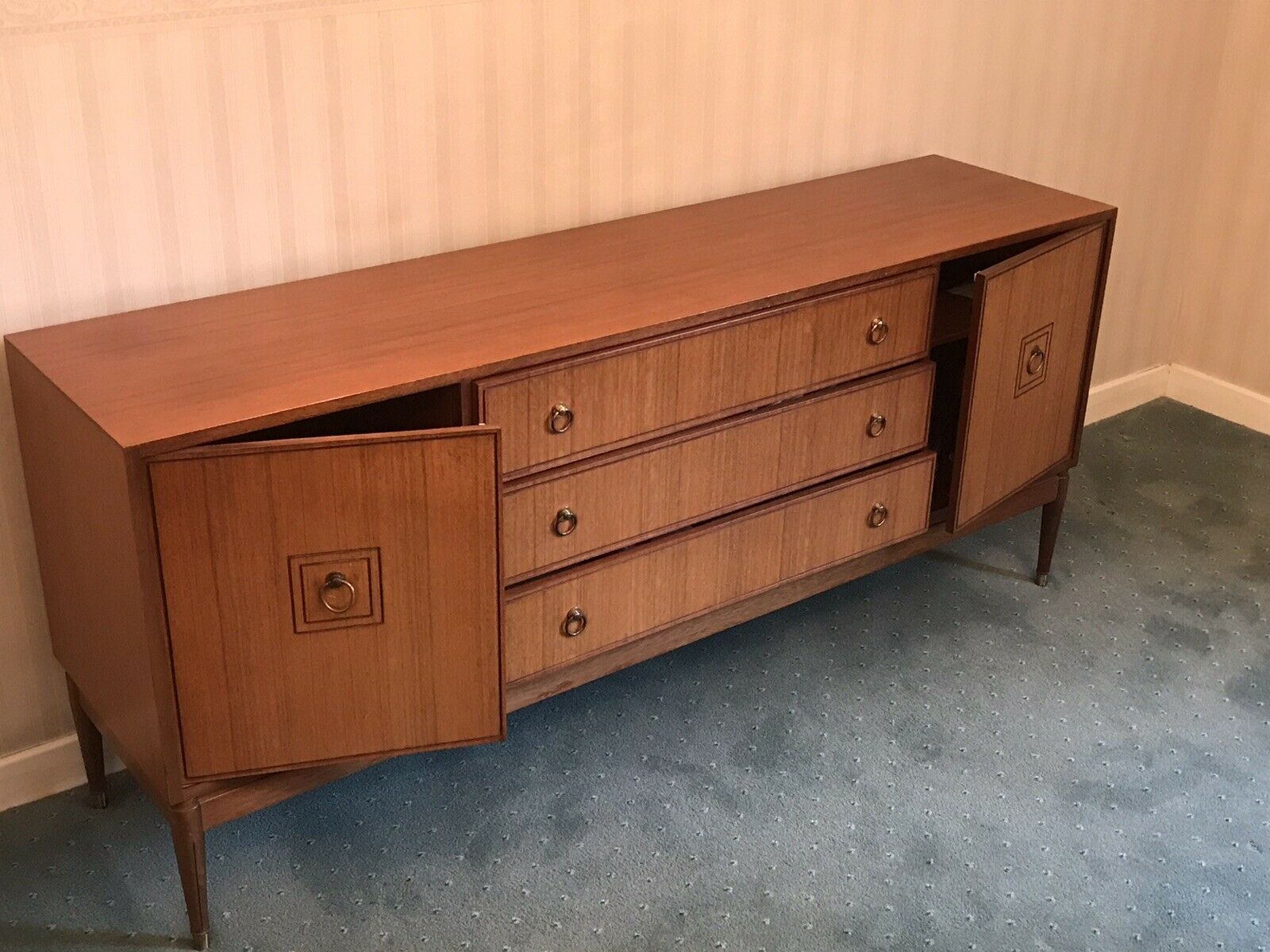 Enfilade classique des années 1960 de la société Greaves & Thomas. Bon état d'origine.