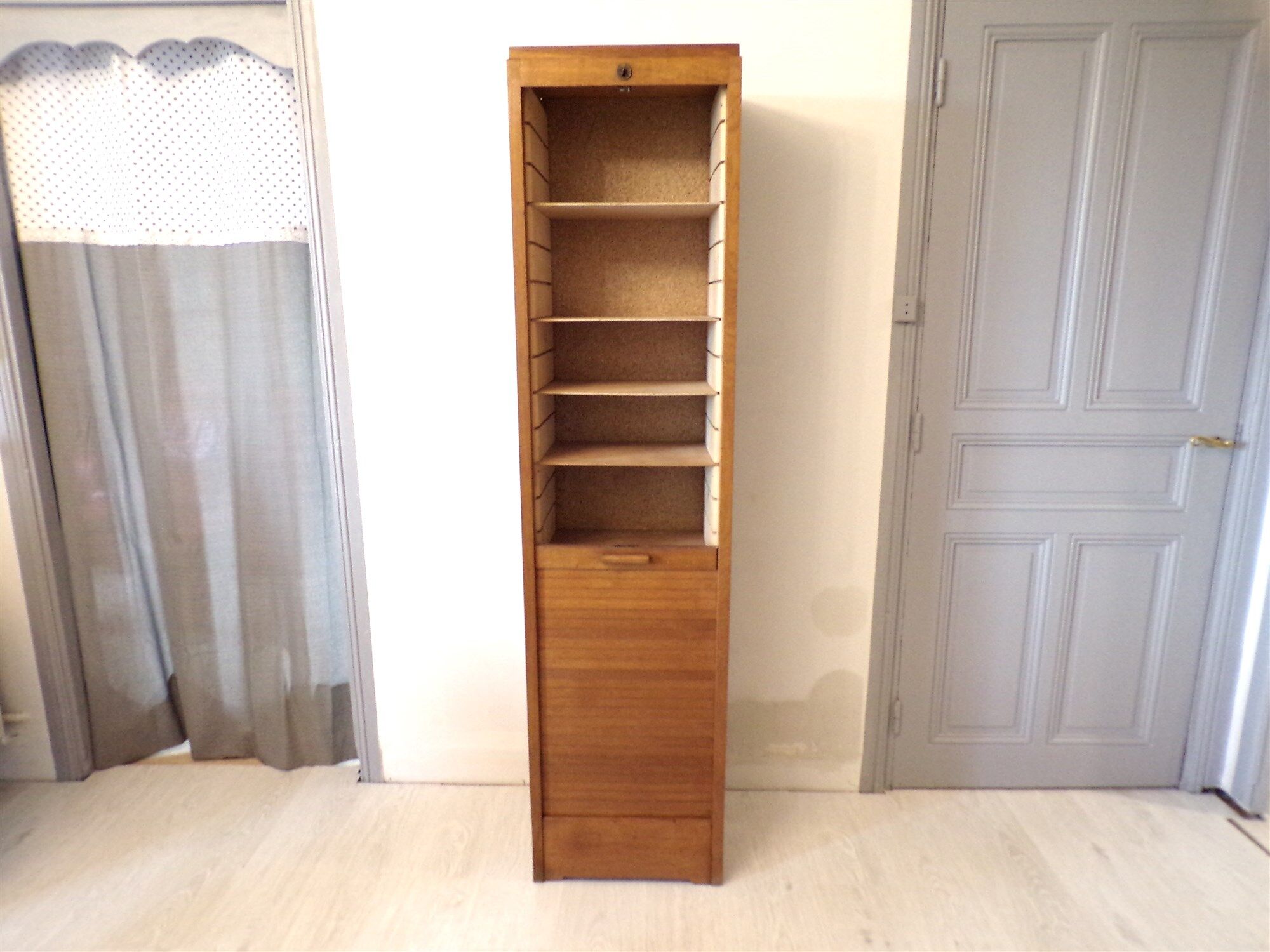 Vertical binder with curtain