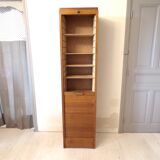 Vertical binder with curtain