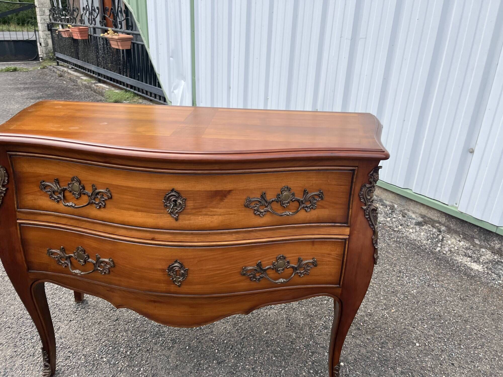 Commode ancienne de style Louis XV en bois - Commode sauteuse galbée avec b