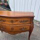 Commode ancienne de style Louis XV en bois - Commode sauteuse galbée avec b