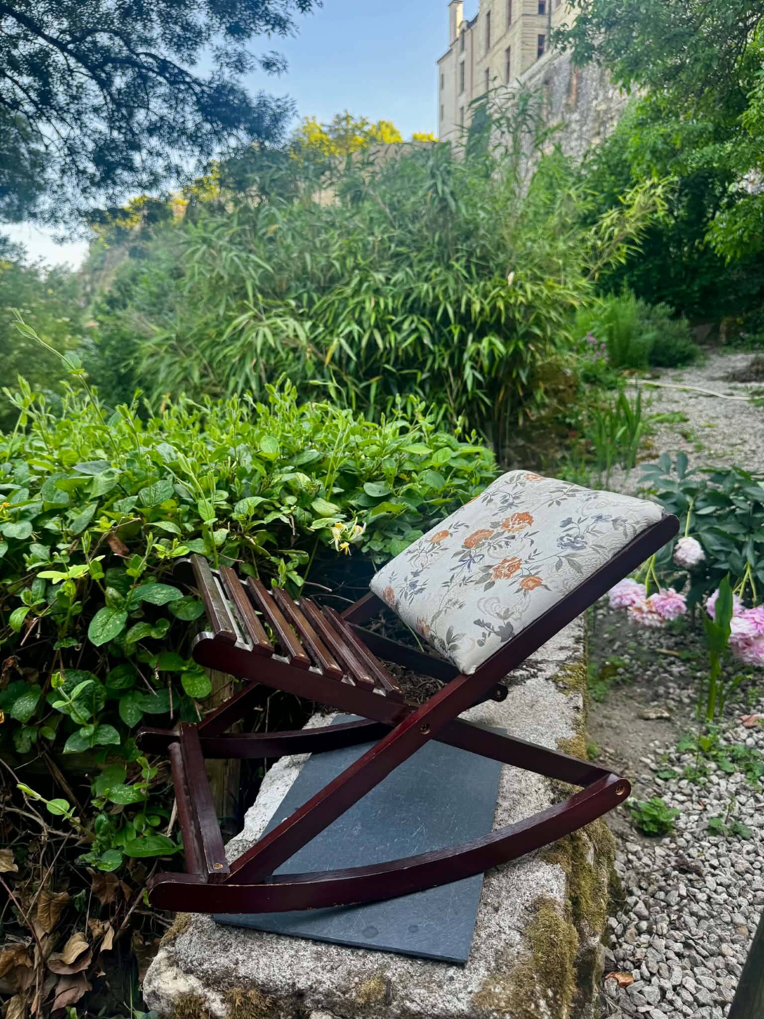 Folding footrest with vintage embroidery