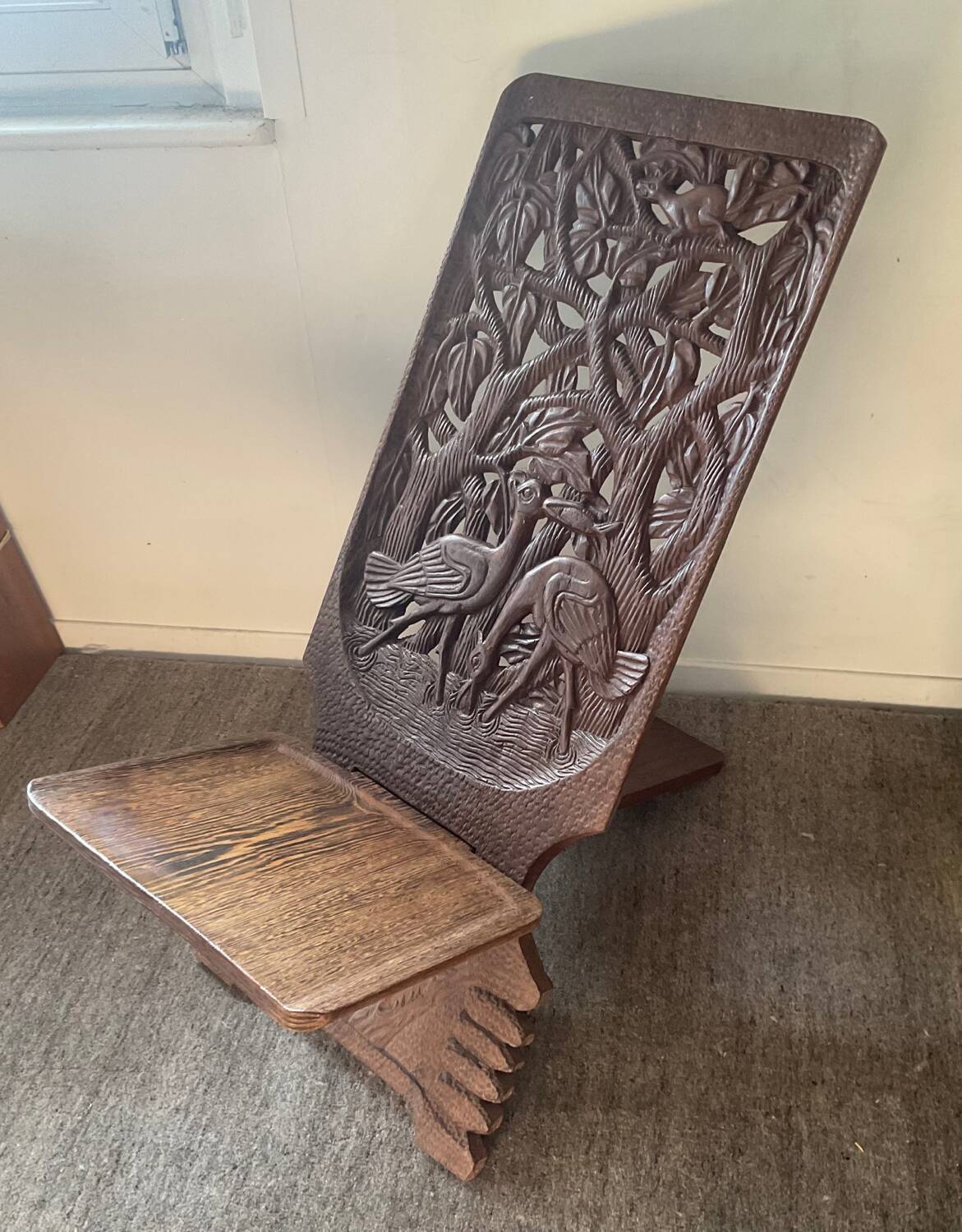 Chaise vintage à palabre en bois sculpté
