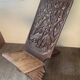 Chaise vintage à palabre en bois sculpté