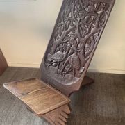 Chaise vintage à palabre en bois sculpté