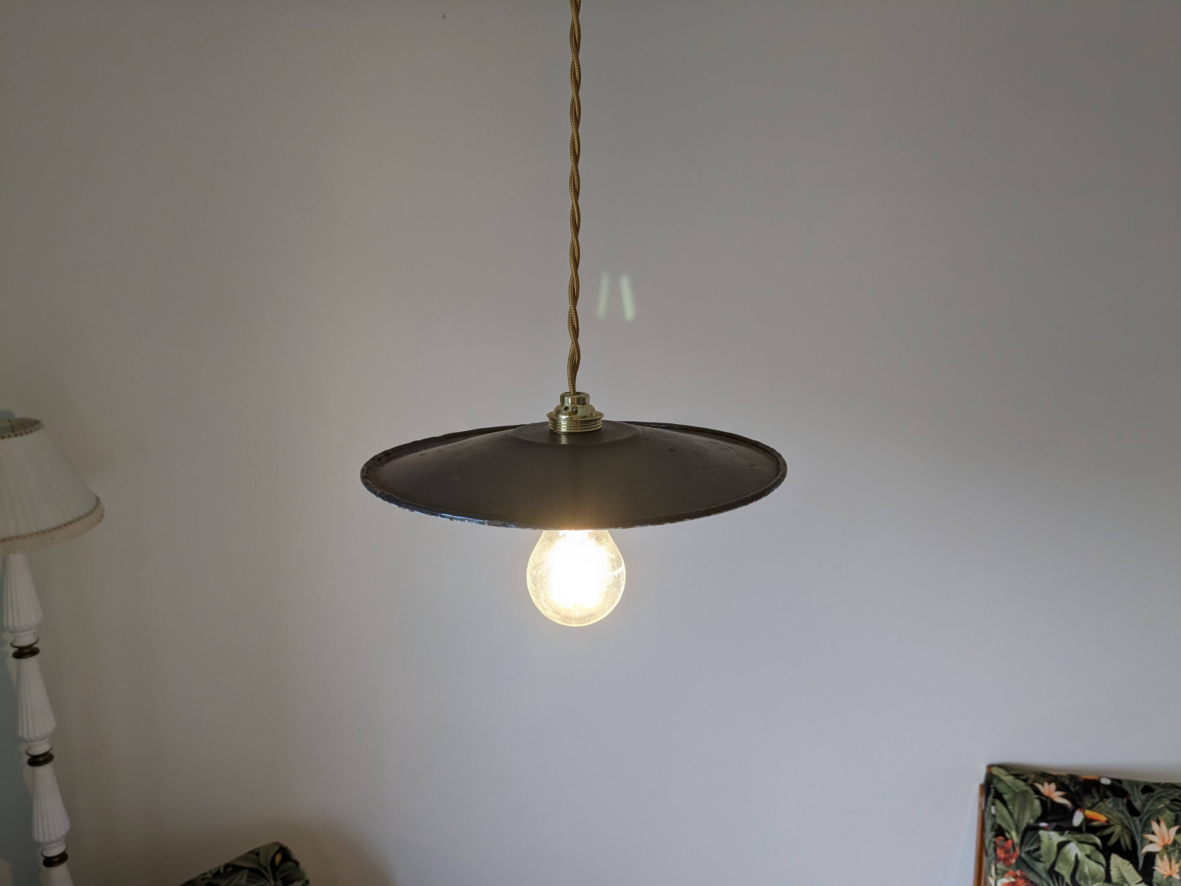 Industrial pendant light in black enamelled sheet metal