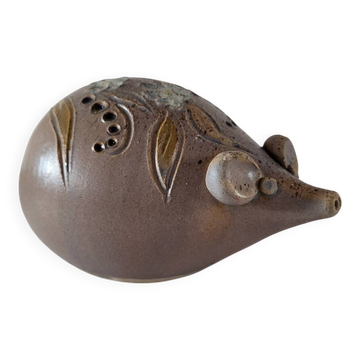 Souris en céramique signée, fabriquée par un atelier de poterie scandinave.