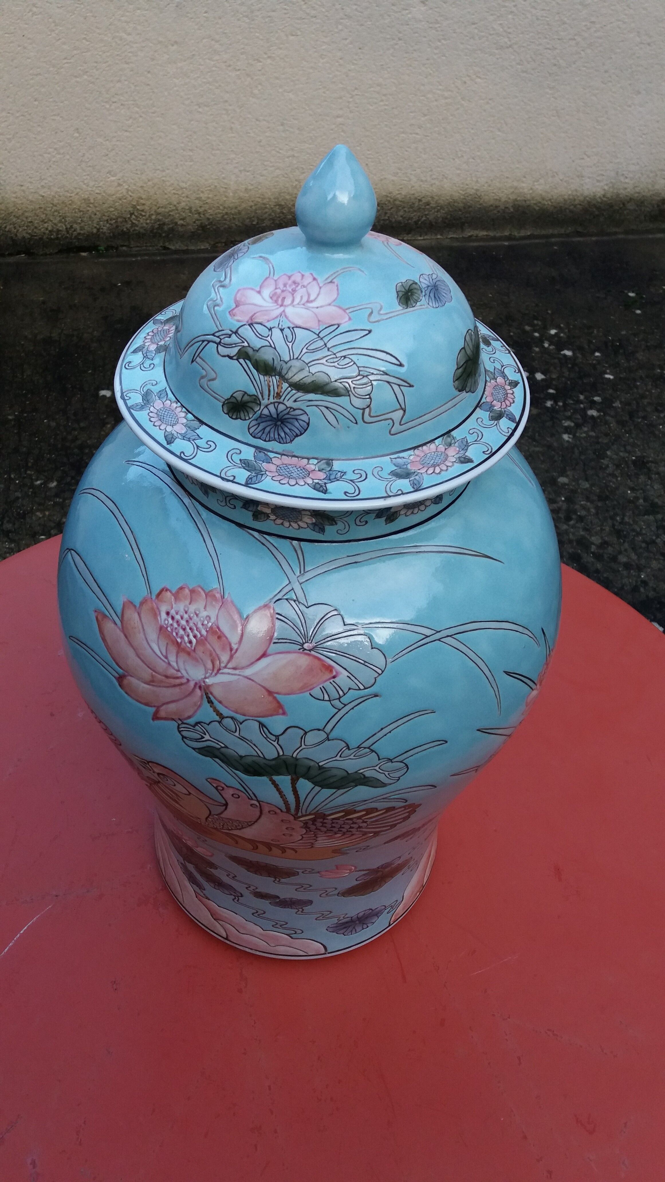 Important porcelain potiche from China.