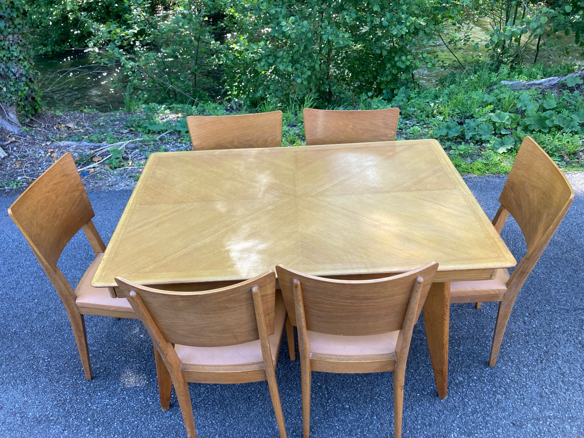Extendable vintage table with tapered legs.