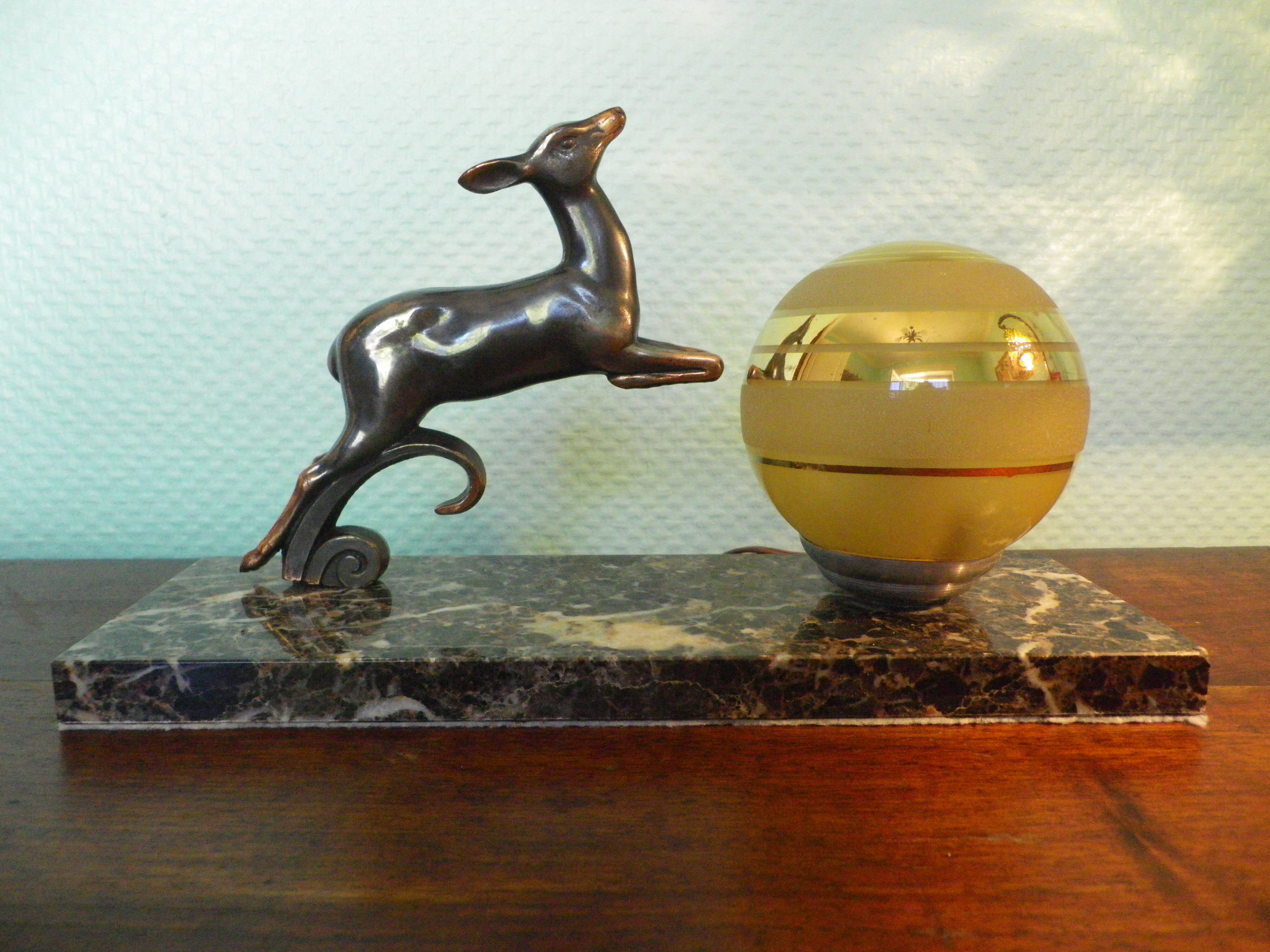 Art deco table lamp, marble, opaque glass and granite, animal in bronze patinated regulator