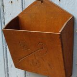 Wall shelf with letter holder