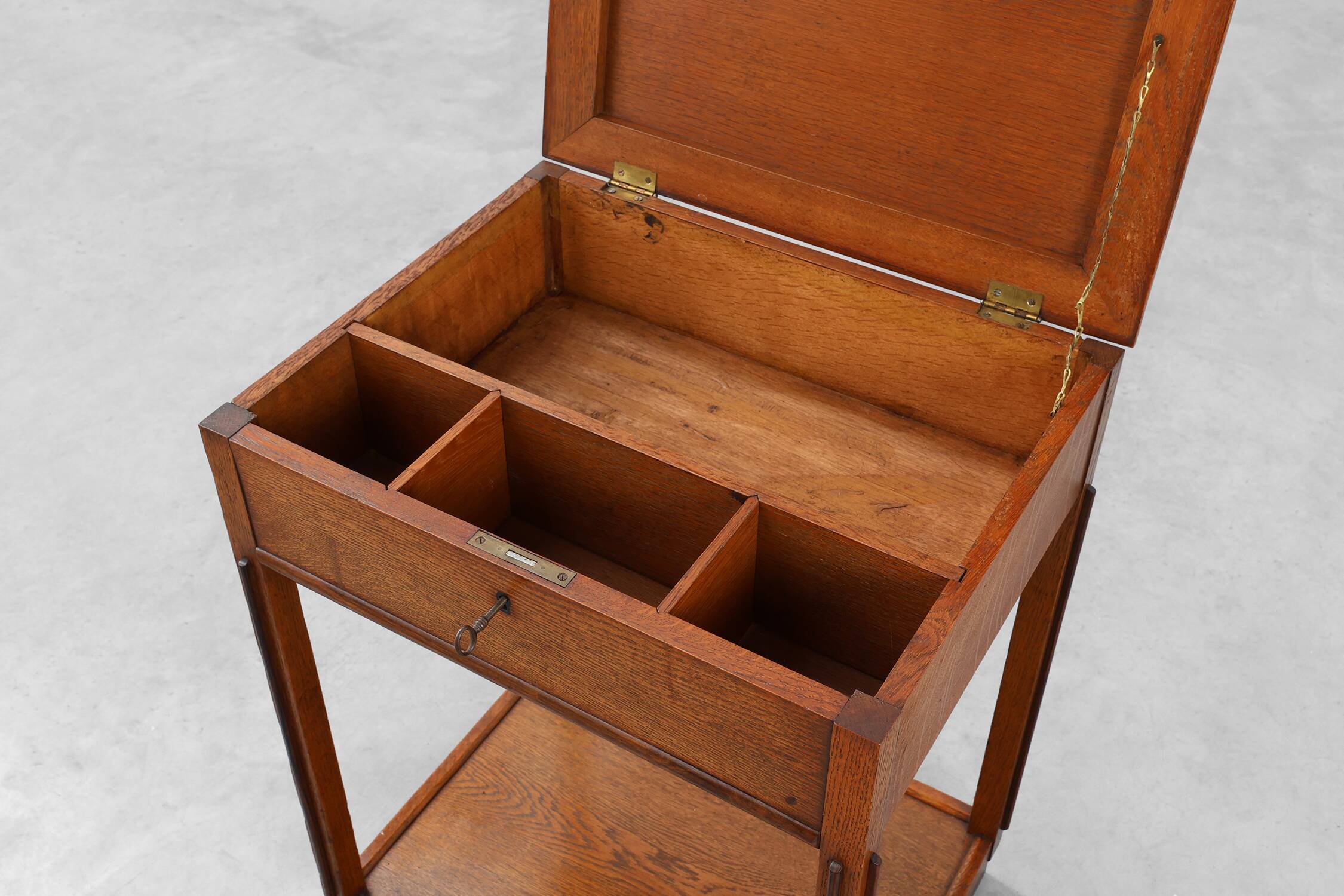 Table d'appoint ou cabinet de style École d'Amsterdam, Pays-Bas vers 1915