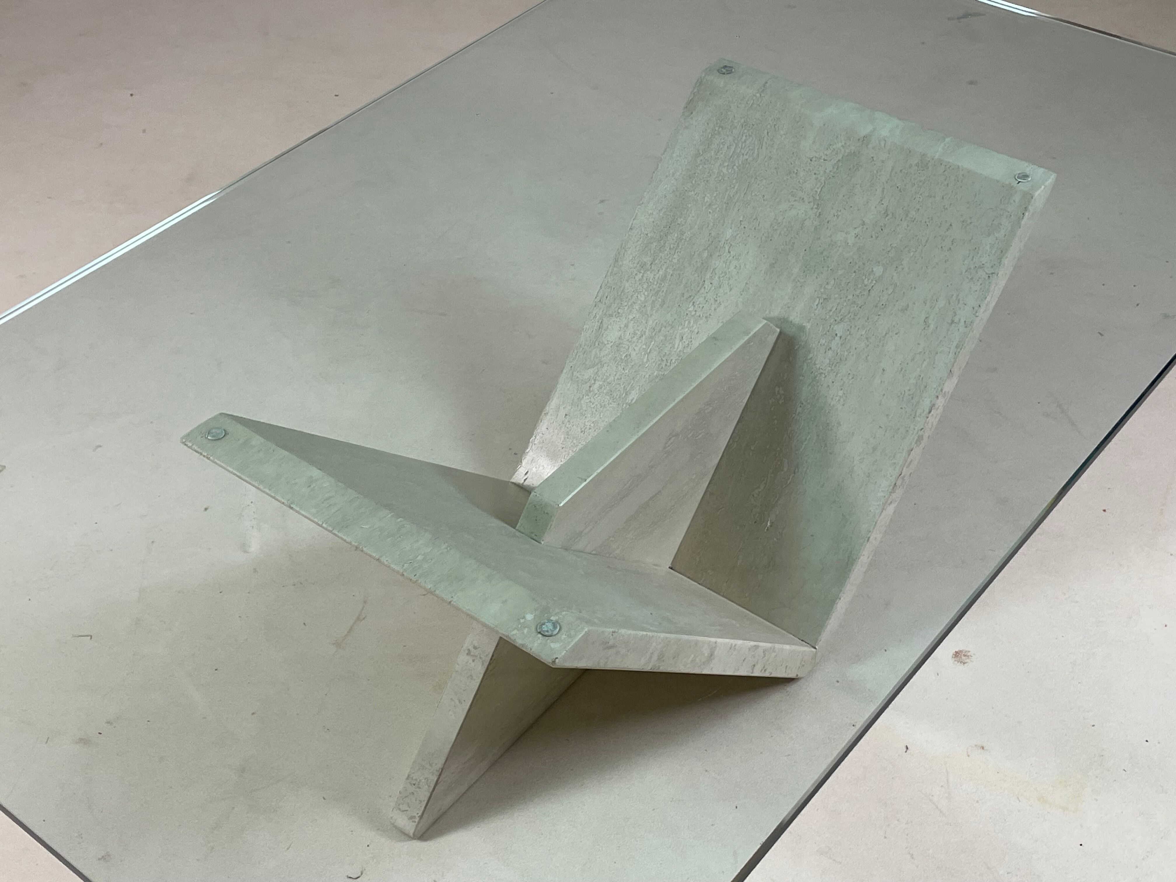 Table basse italienne en travertin et verre, 1970s