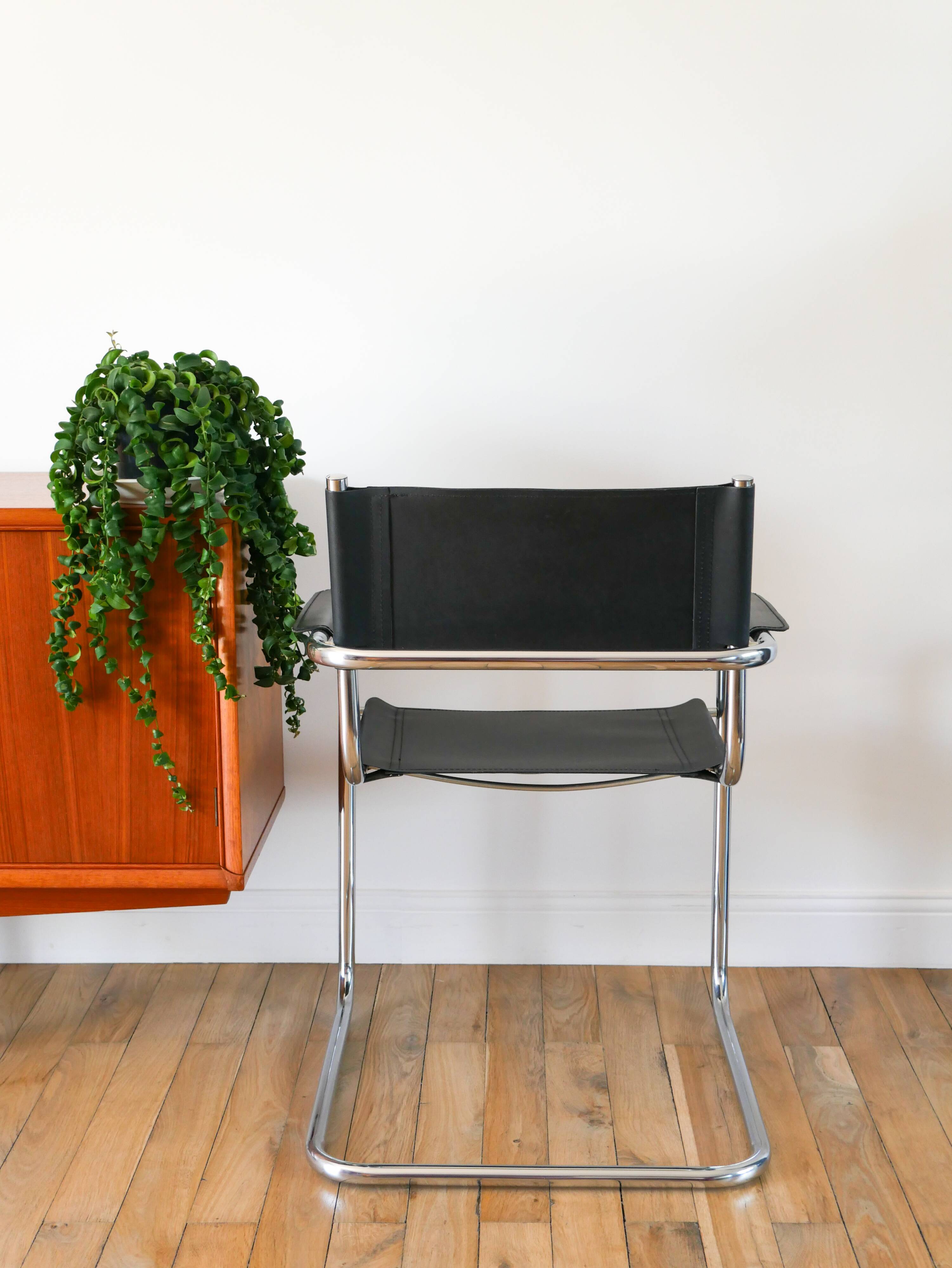 Ensemble de 4 fauteuils tubulaires en croute de cuir Cantilever chrome et Noir, dans le goût de Mart Stam, 1970