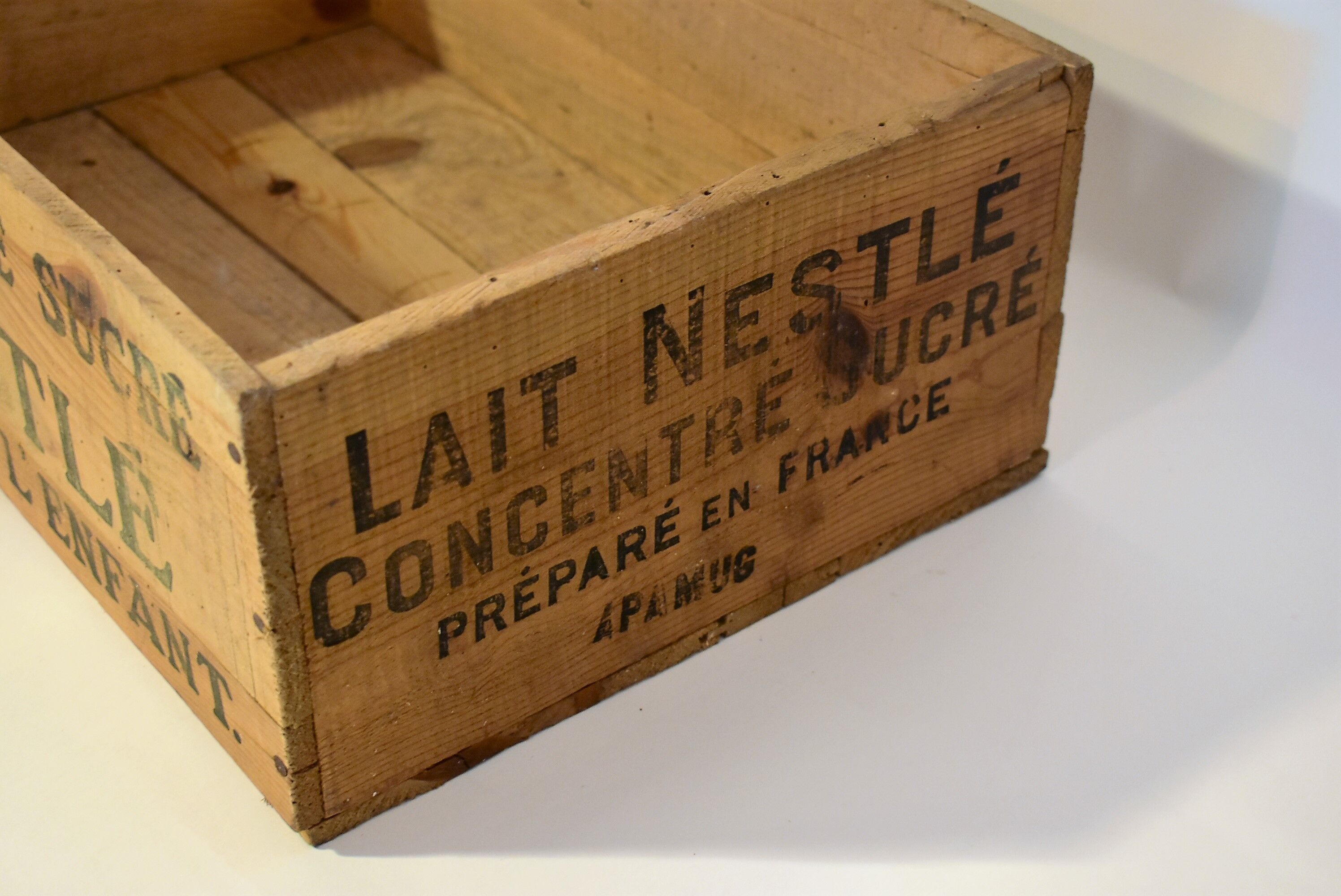 Nestlé wooden old