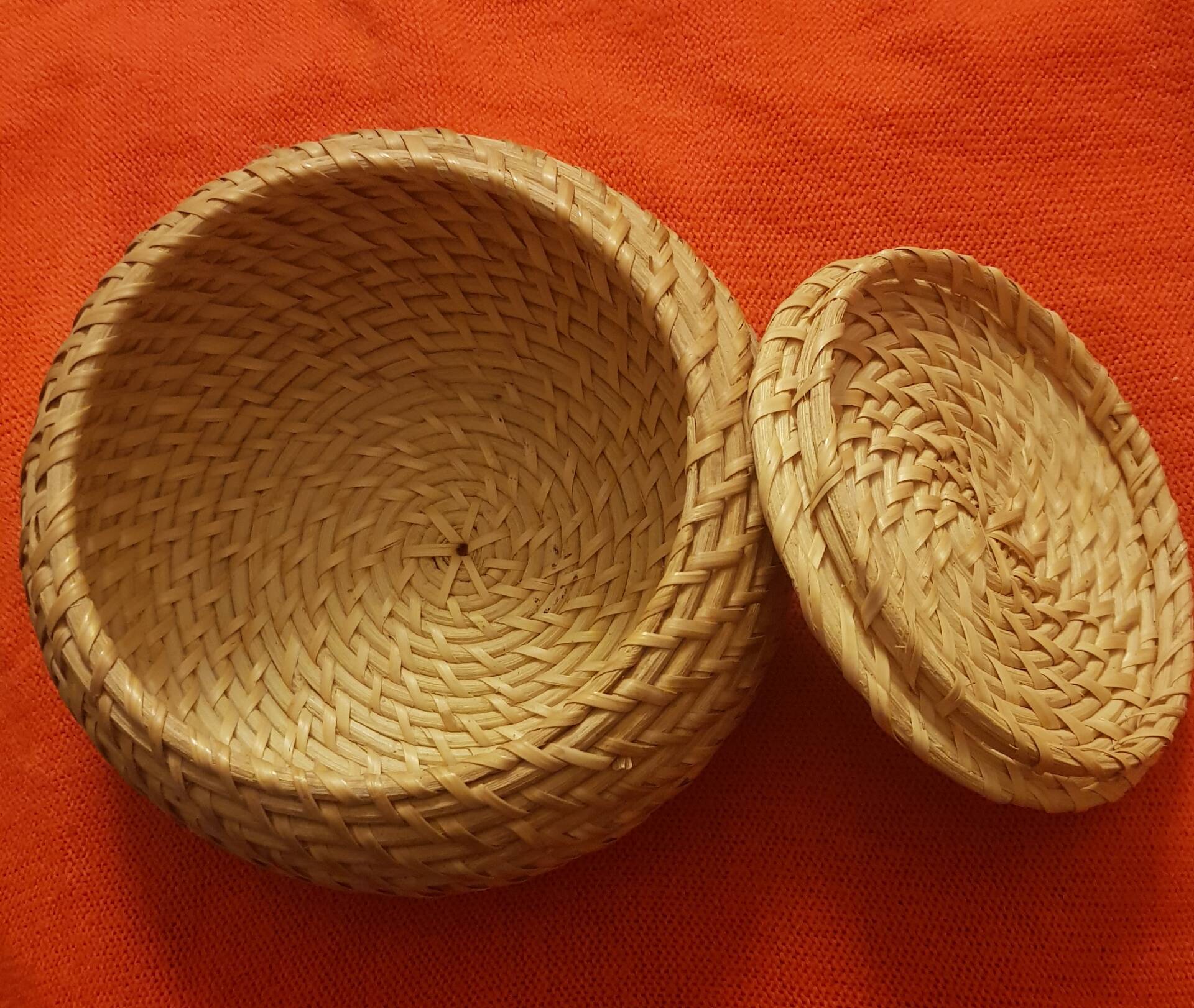 Round woven bamboo box with lid