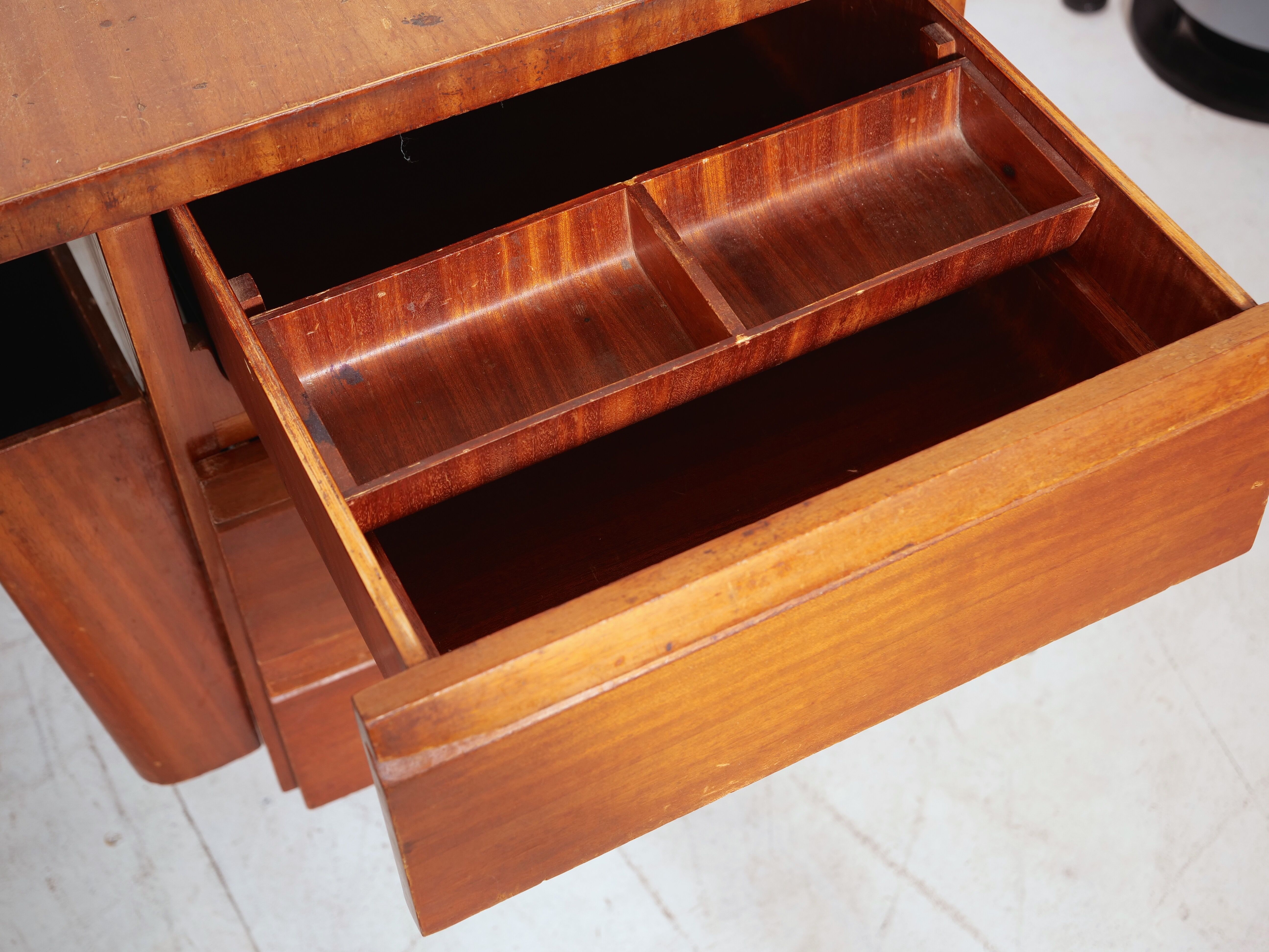 Executive desk model Boomerang standard from De Coene