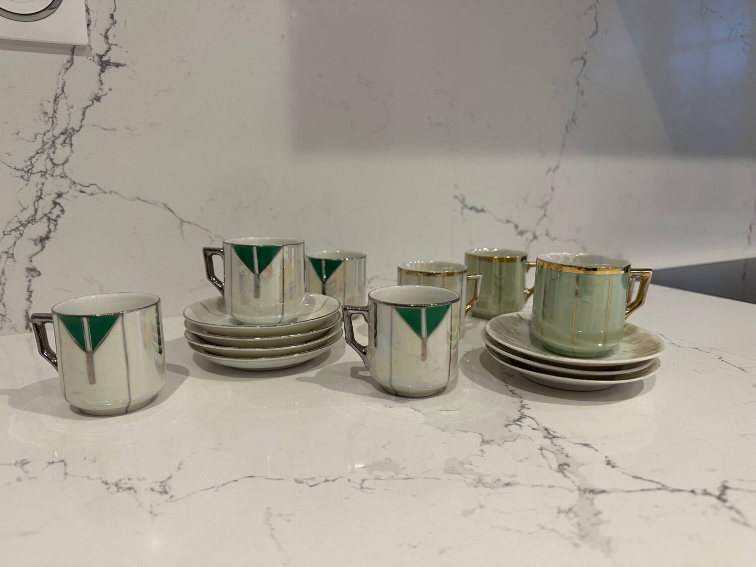 Ensemble de tasses et sous-tasses Art déco