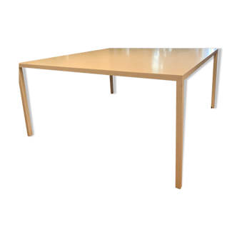 White acrylic resin table from the Tense brand