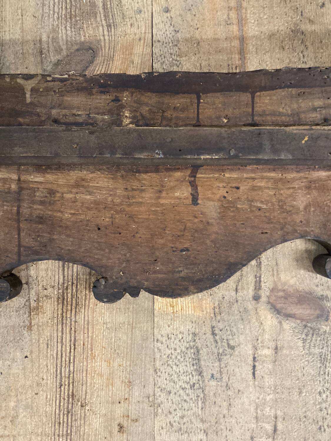 Corniche fronton en bas relief en bois