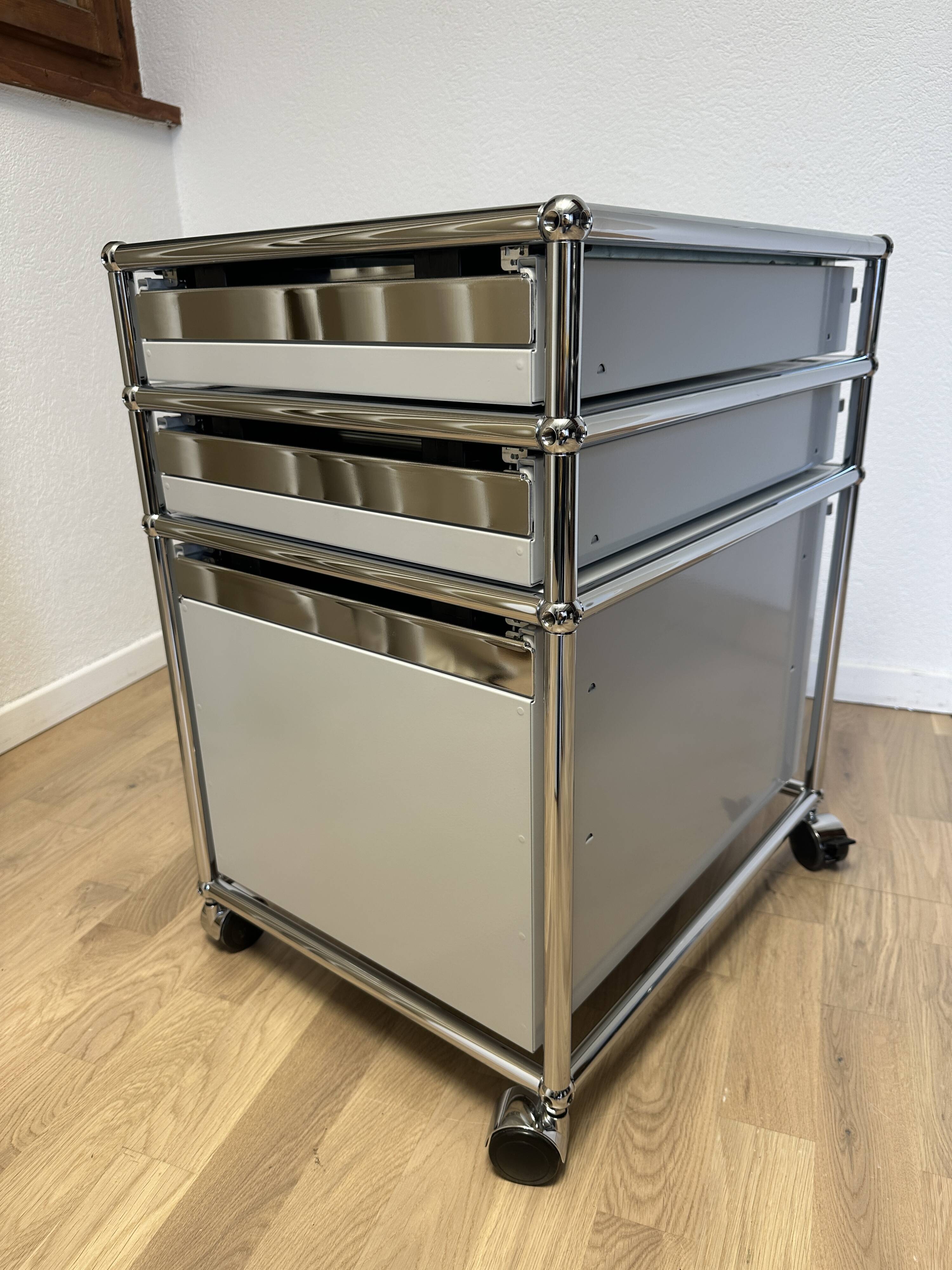 Caisson sur roulettes USM Haller gris clair