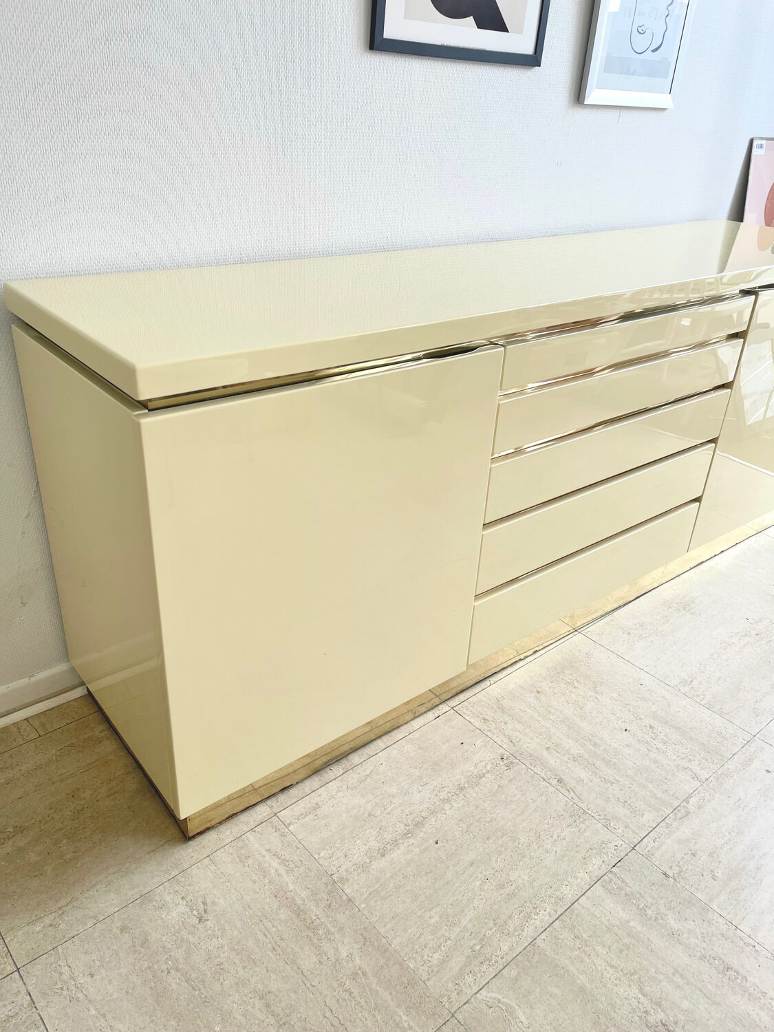 Buffet Jean-Claude Mahey in beige lacquer and brass – circa 1970