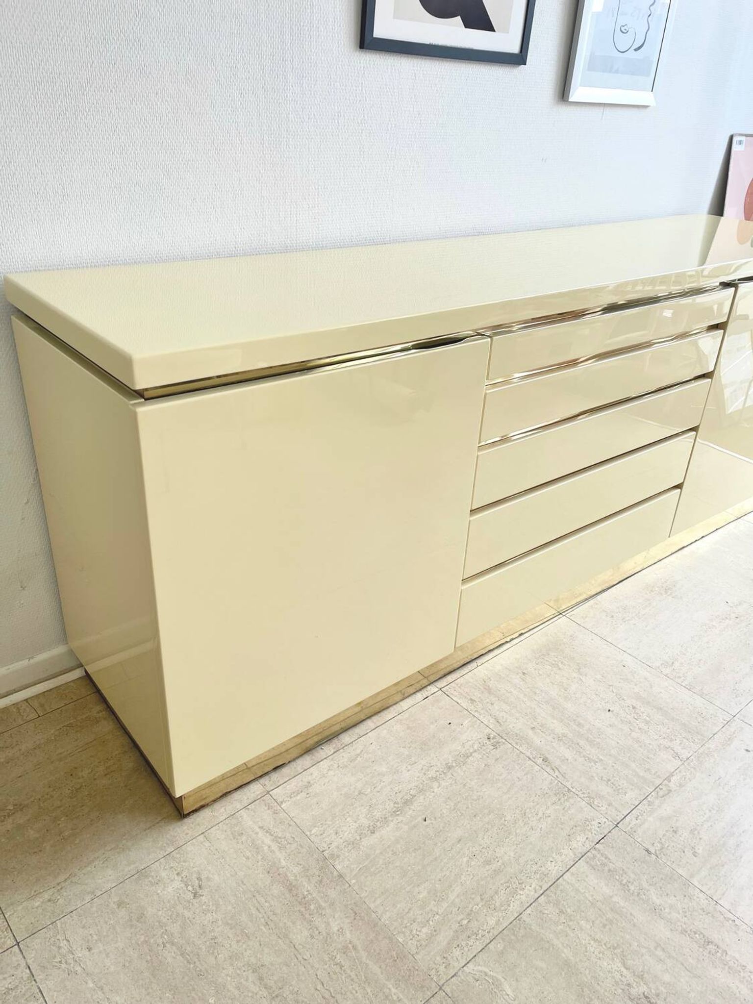 Buffet Jean-Claude Mahey in beige lacquer and brass – circa 1970