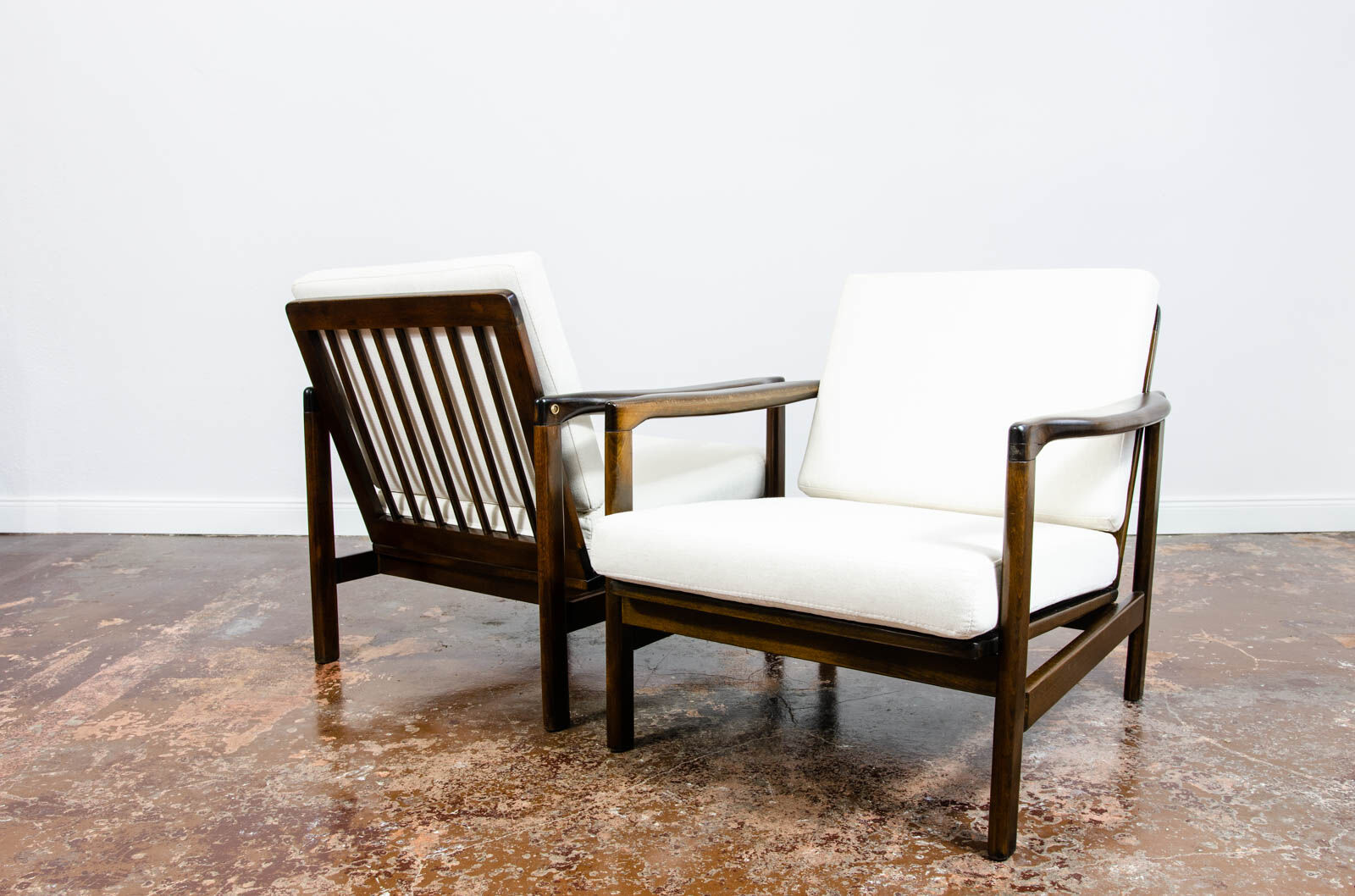 Paire de fauteuils B-7522 par Zenon Bączyk