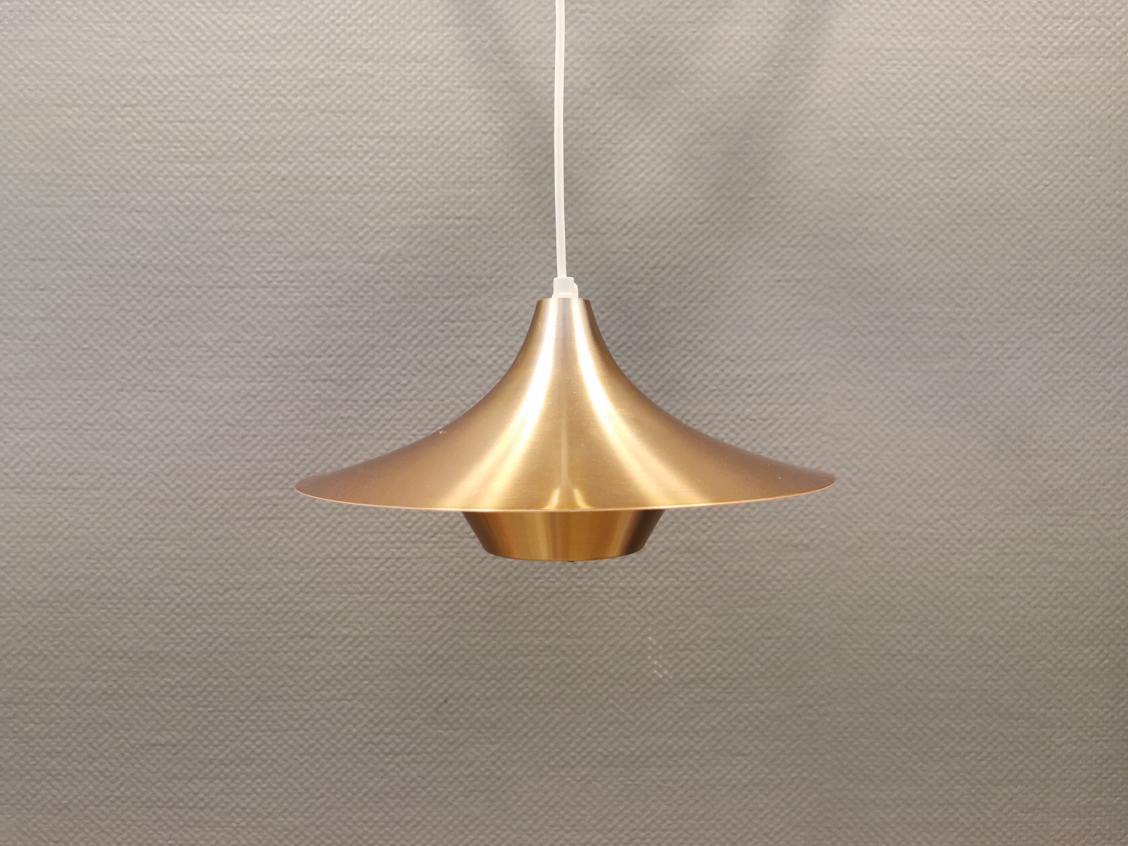 Ufo-like Danish hanging lamp, estimated from the 80s, made in copper colored lacquer.