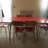 TABLE with two Italian EXTENSIONS and its 6 vintage CHAIRS of the 1970s in red color