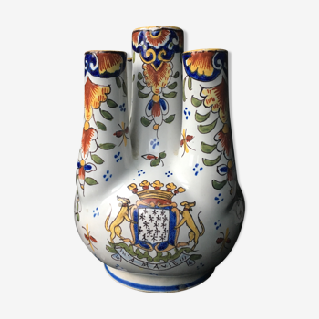 Vase "bouquetiere" in Desvres faience decorated with the coat of arms of the Duke of Brittany