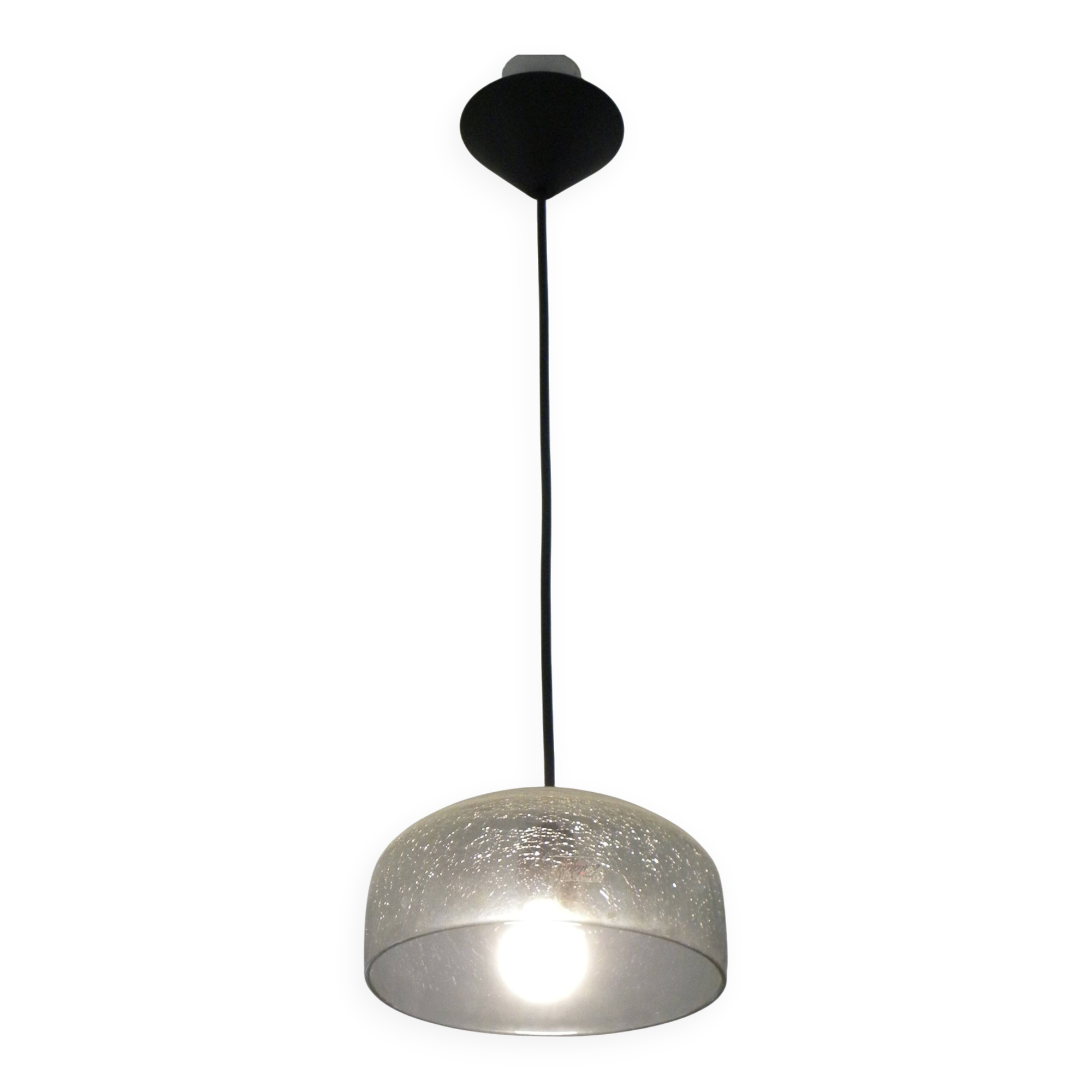 Modern suspended lamp in cracked blown glass, minimalist design.