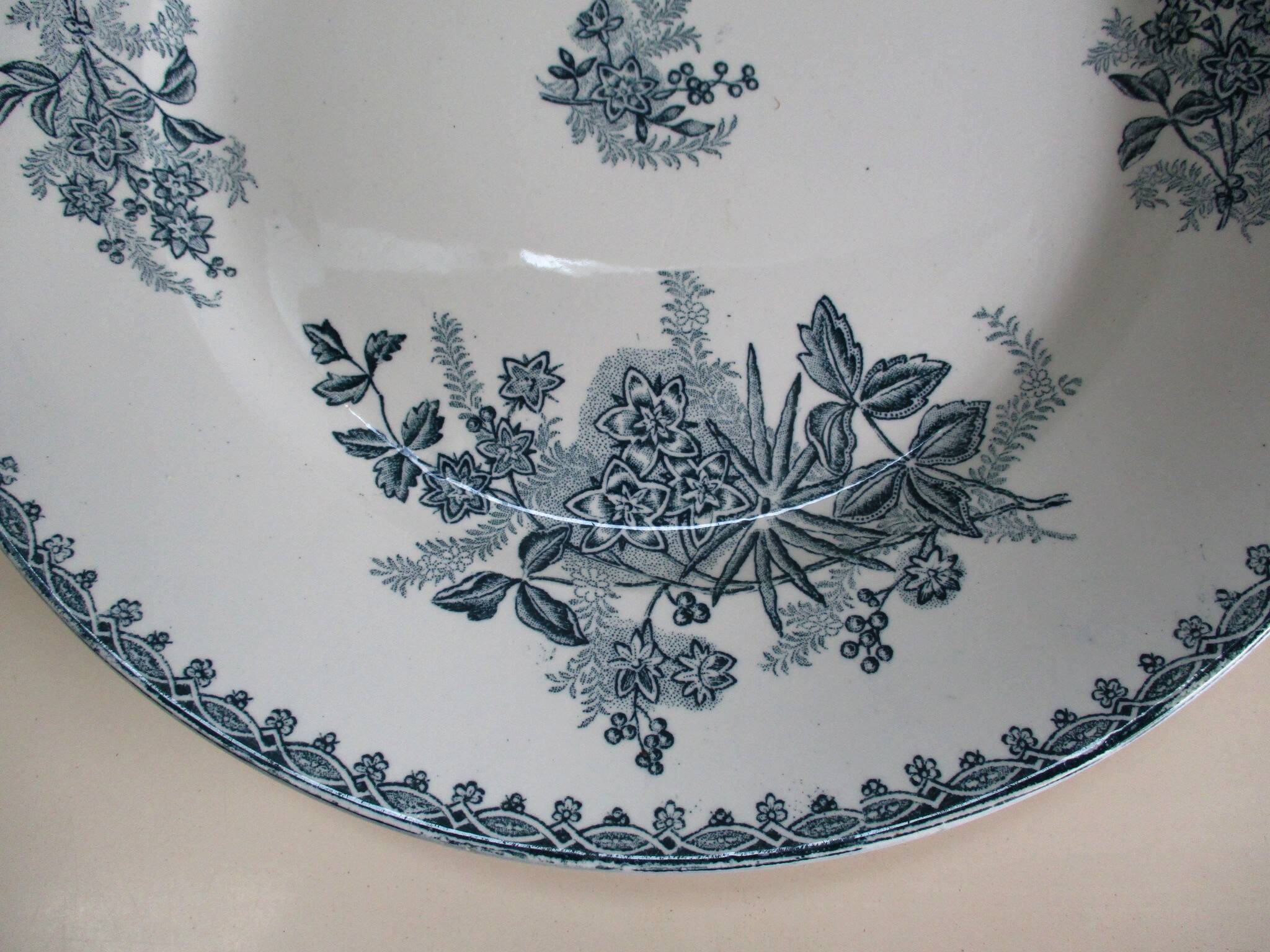Iron earth dish – very large, round and flat, Sté Amandinoise model Margot