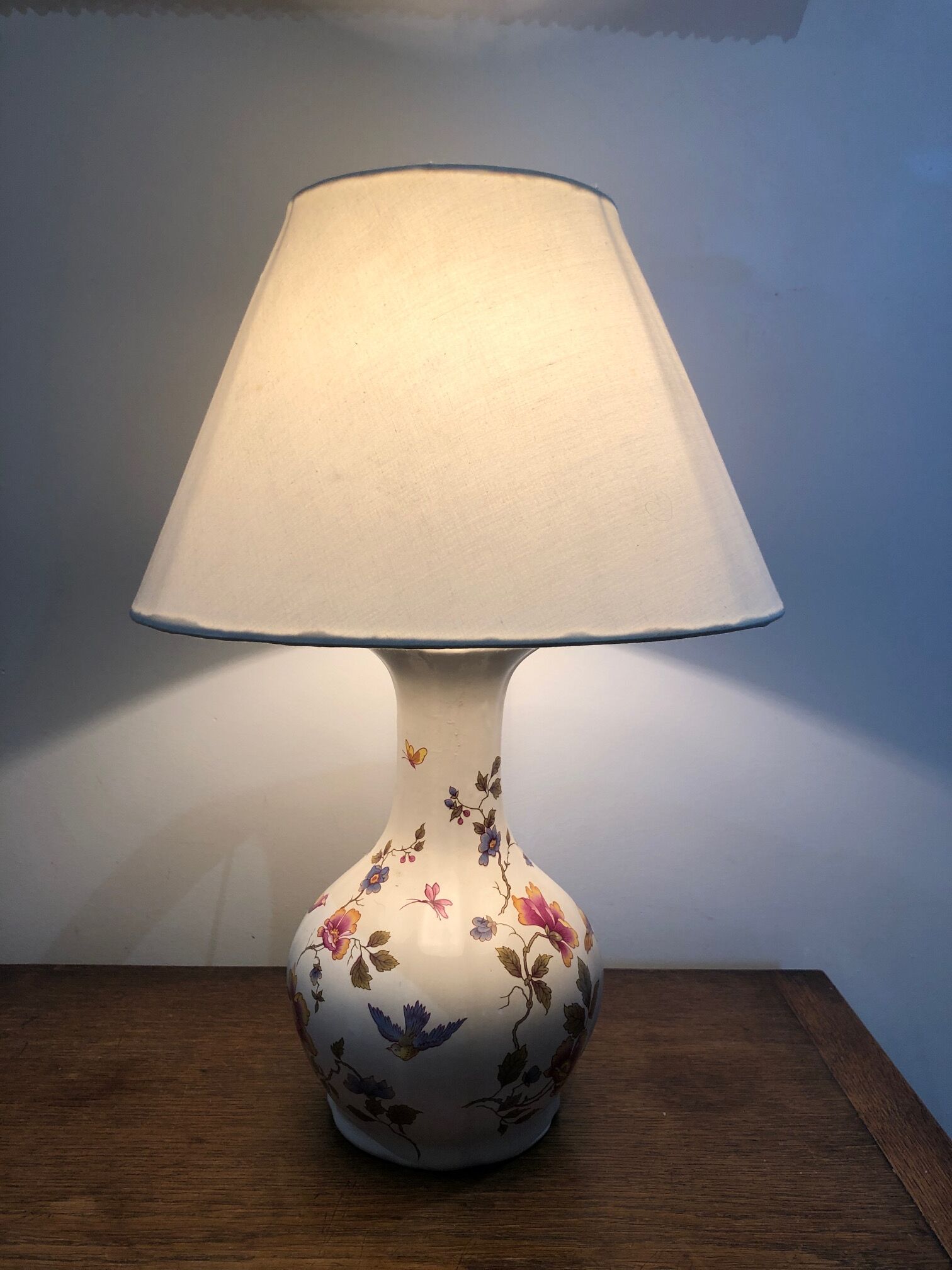 Vintage faience lamp with bird décor