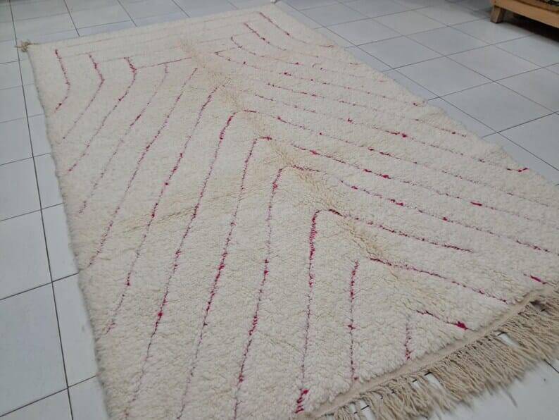 Tapis berbère marocain d’atlas avec magnifique dessin taille 150/250 cm