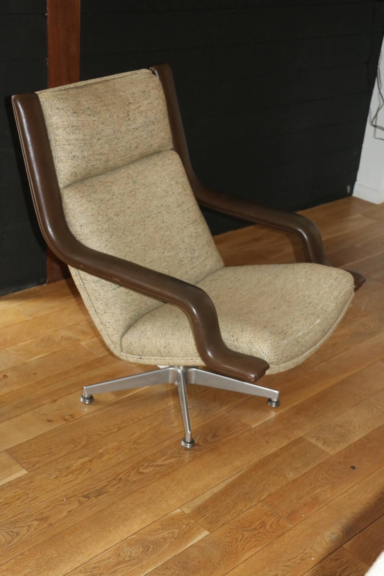 F140 Geoffroy Harcourt armchair