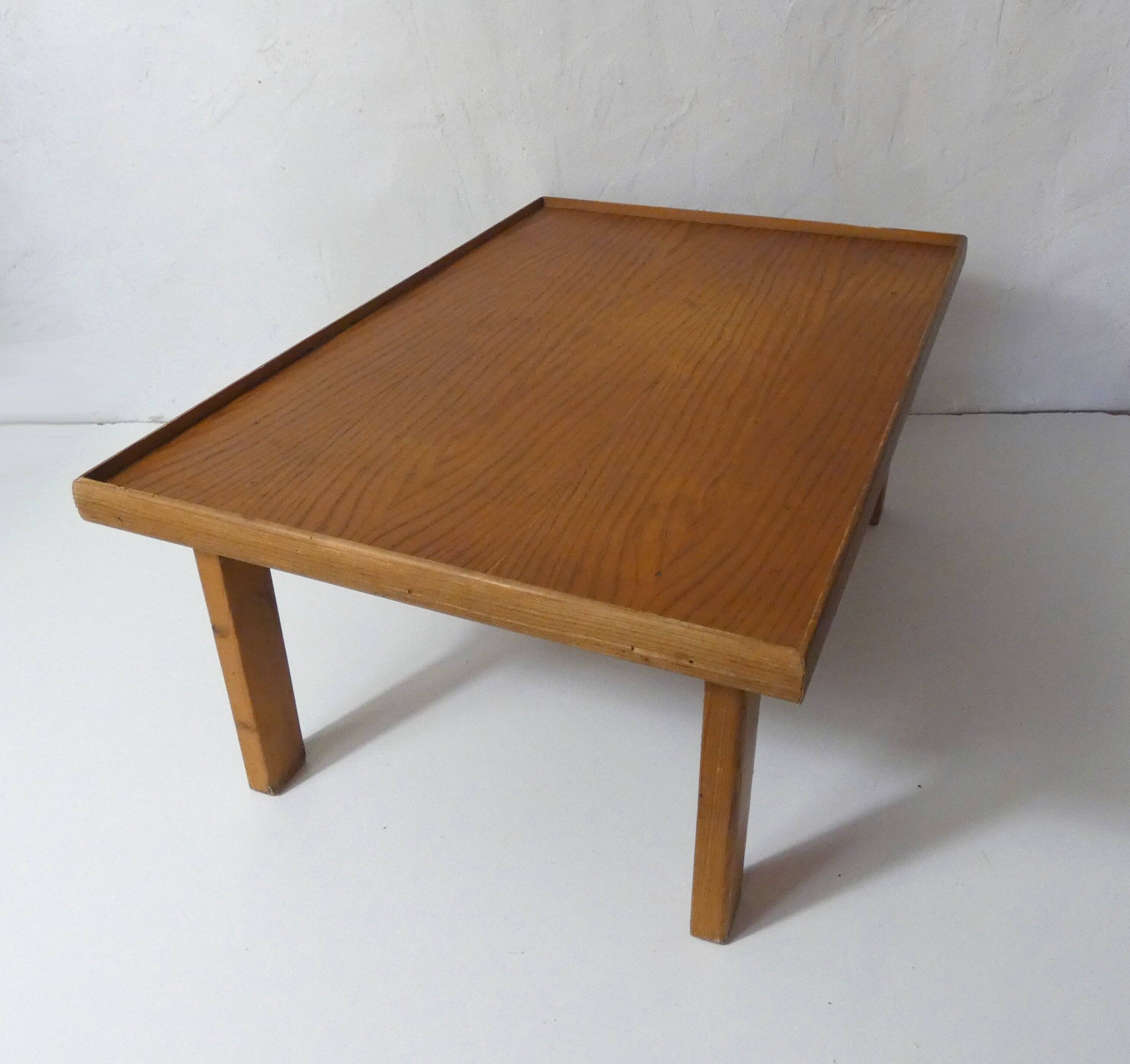 plateau sur pied en bois