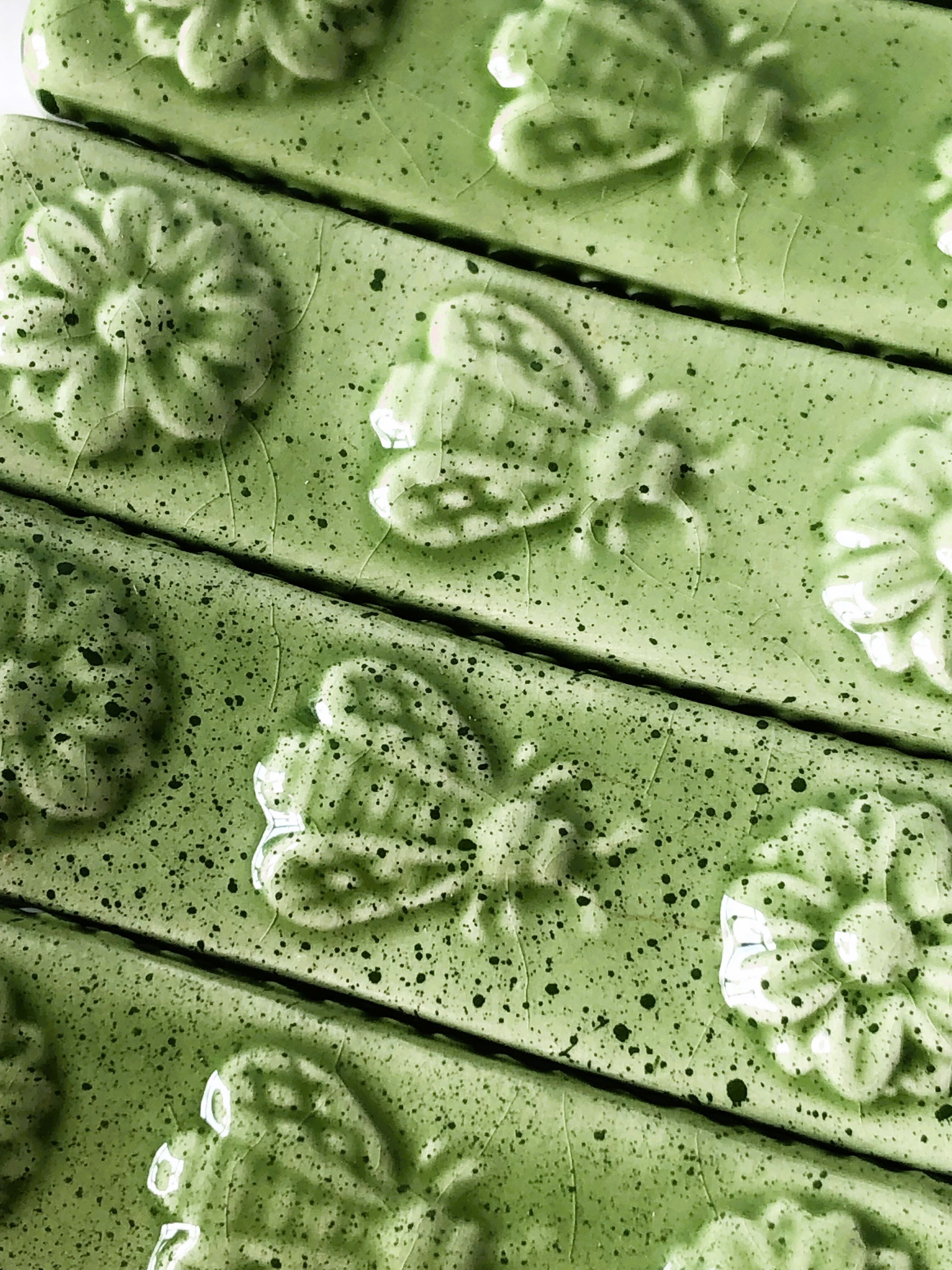 12 porte baguettes et 12 anneaux à serviettes en céramique, ornés de motifs floraux et d'abeilles
