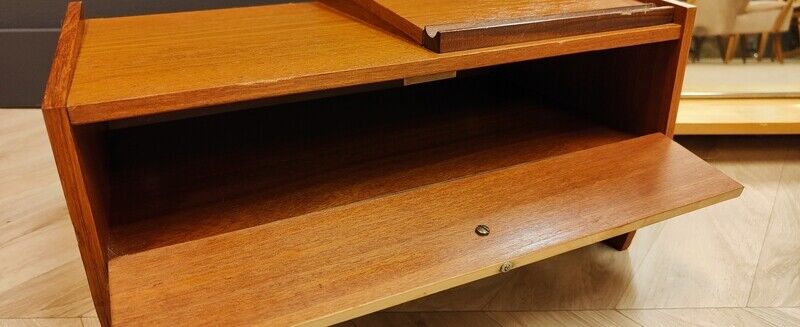 Hanging cabinet and mirror