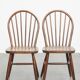 Ensemble de 8 chaises Windsor vintage en bois à dossier fuseau des années 1970
