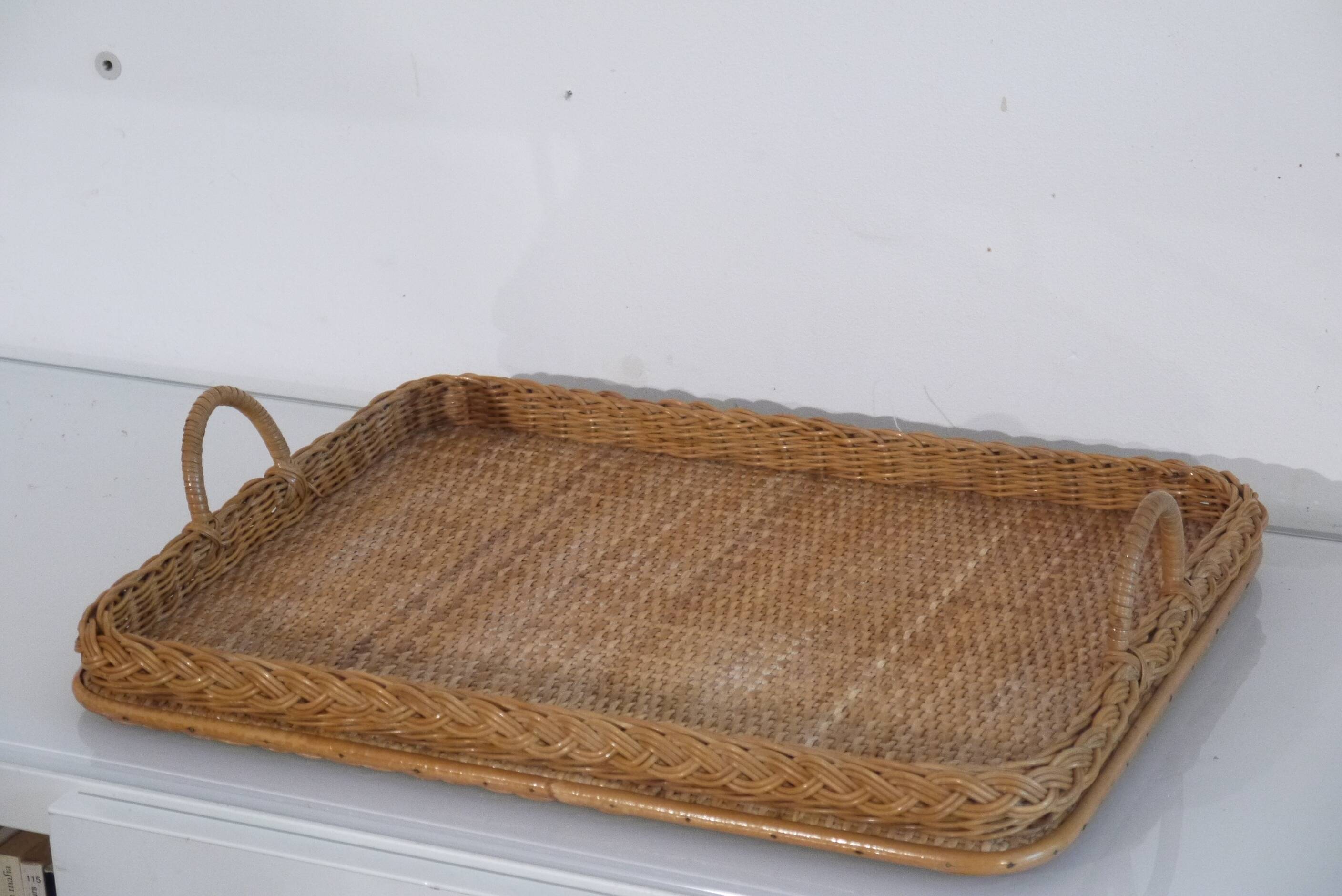 Plateau vintage en rotin tressé