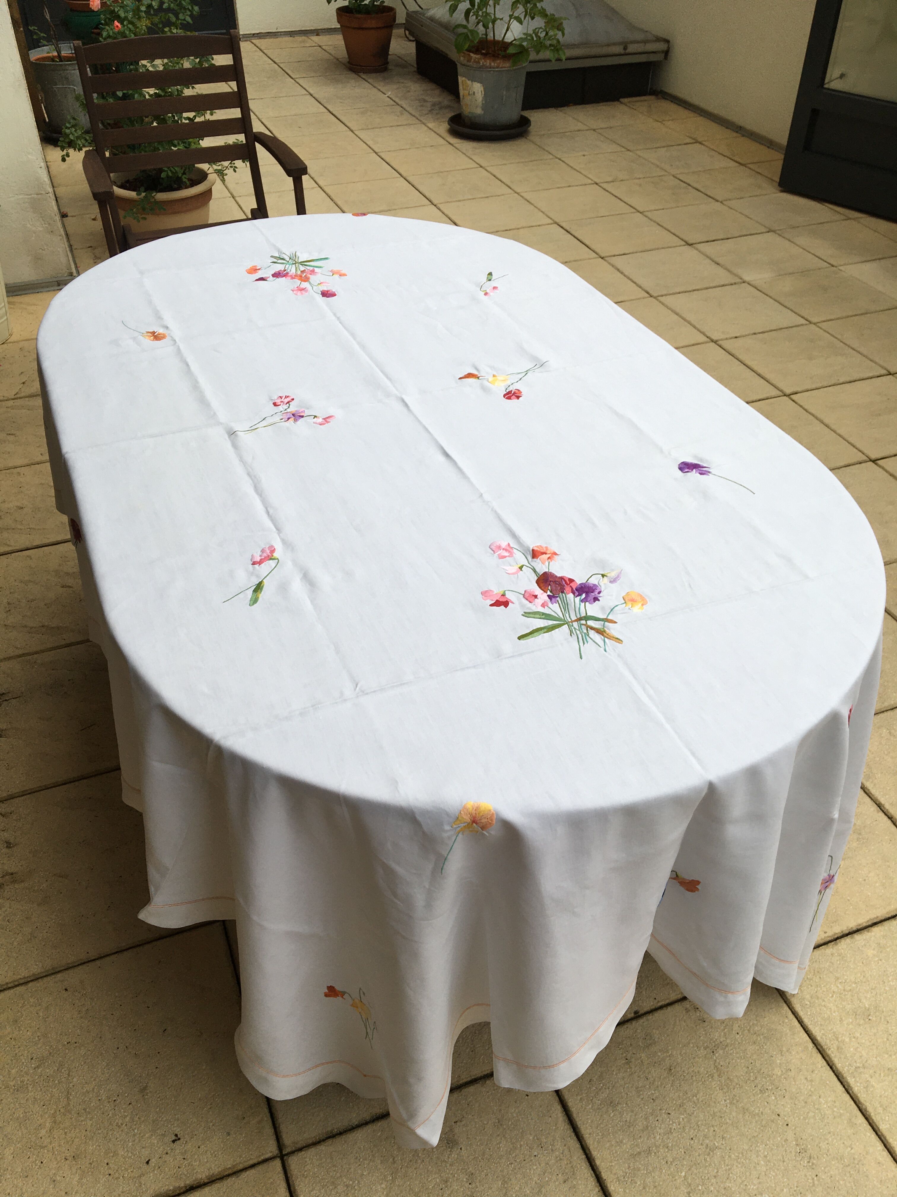 Rectangular tablecloth 160 x 240cm embroidered flowers "sweet peas"
