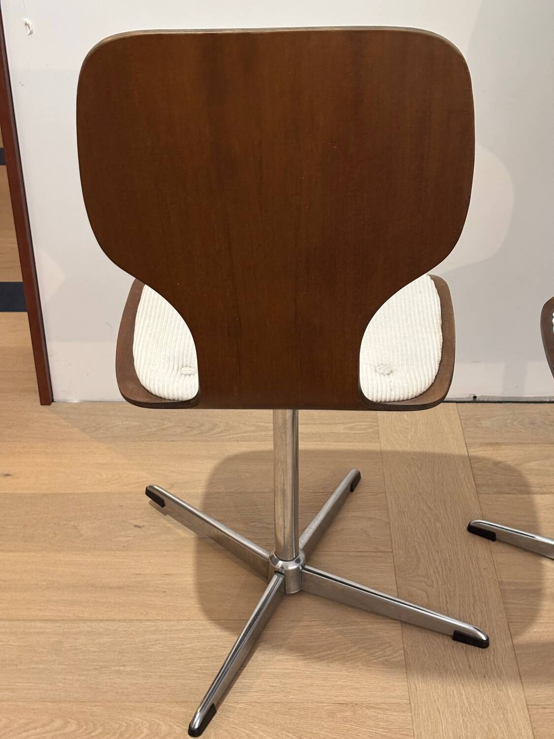Lot of 4 vintage swivel chairs in the style of Arne Jacobsen.