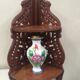 Etagère d'angle pliante en bois ciselé avec des fleurs sculptées
